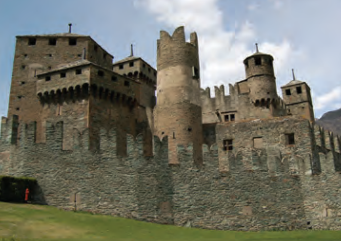 castillo de piedra con muralla en lo alto de una colina